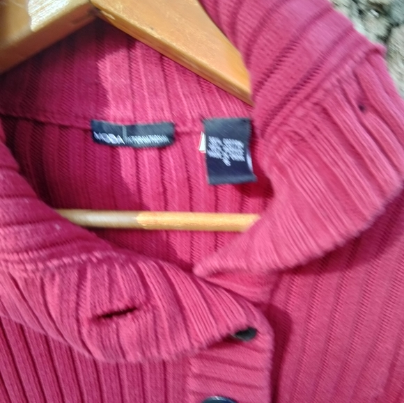 ⬇️ Price Drop!⬇️ Moda International side button Cardigan in size S - Picture 4 of 4